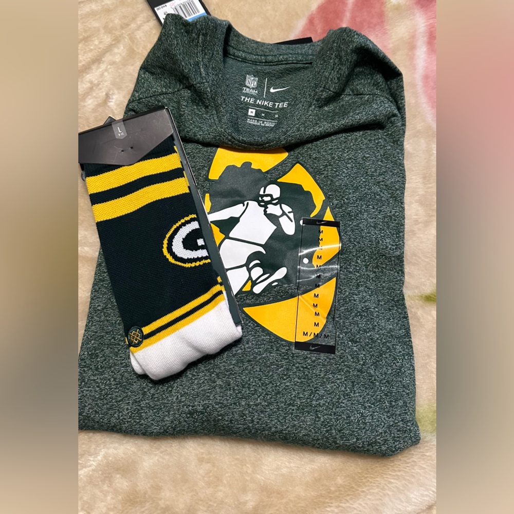 NWTS nfl team apparel Green Bay Packers Long Sleeve T men’s sizer M with socks